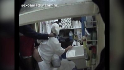 Motoboy yetkazib berish oralig'ida restoranda farrosh ayol bilan jinsiy aloqada bo'ladi